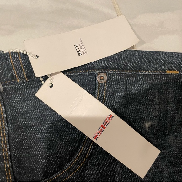 Hudson Jeans, Beth style, mid rise baby bootie jean. Size 26. - Picture 3 of 4